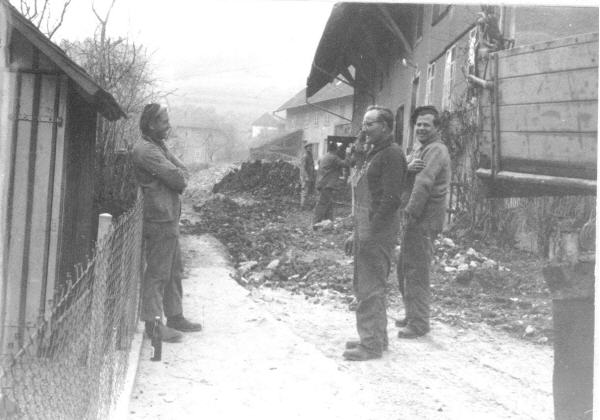 08b Die Experten v.l.n.rechts, Tiefladerfahrer Ferdi, LKW-Fahrer Stoll, Raupenfahrer.jpg